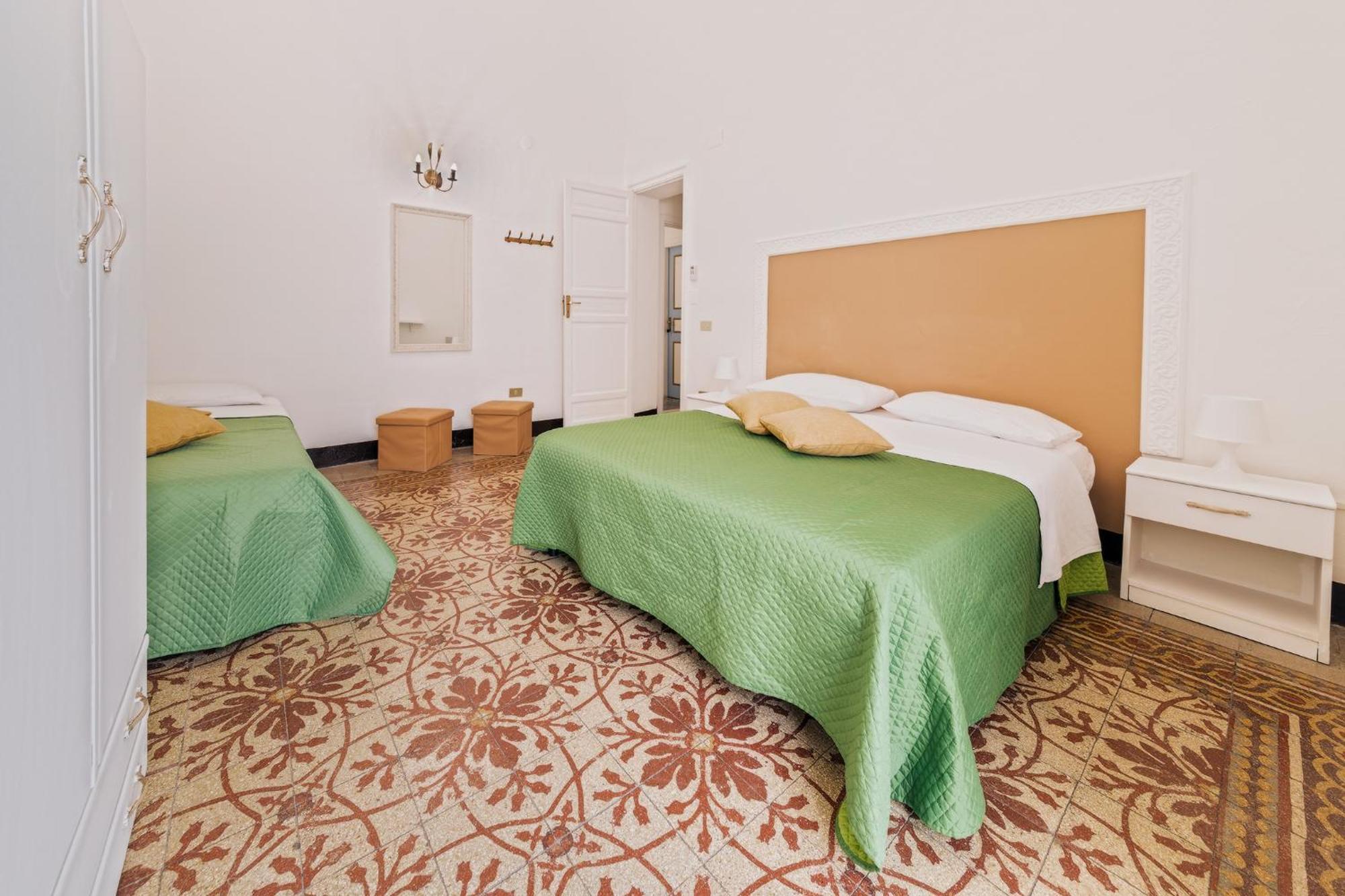 Voila Rooms Guest House Terrasini Kültér fotó