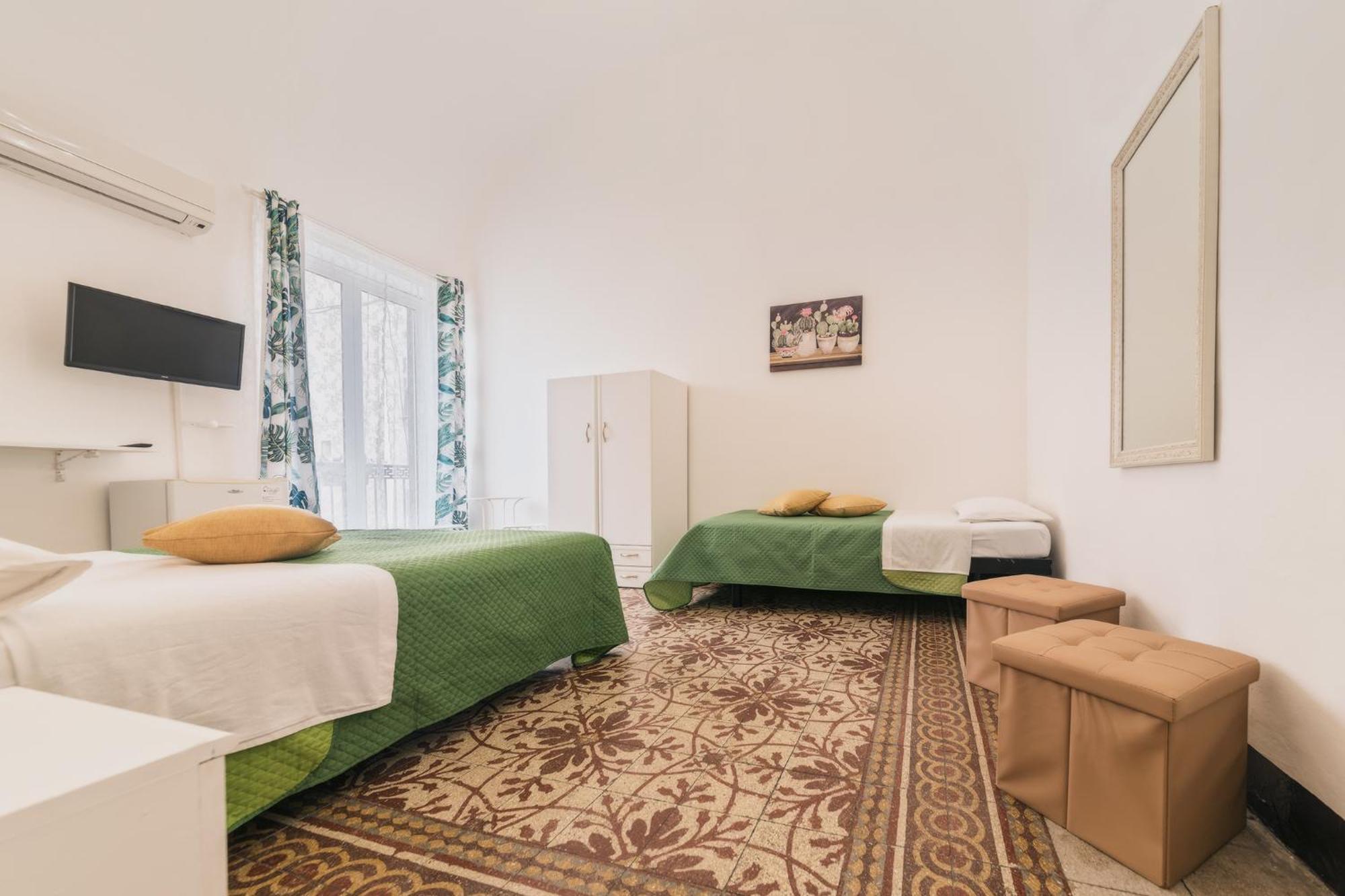 Voila Rooms Guest House Terrasini Kültér fotó