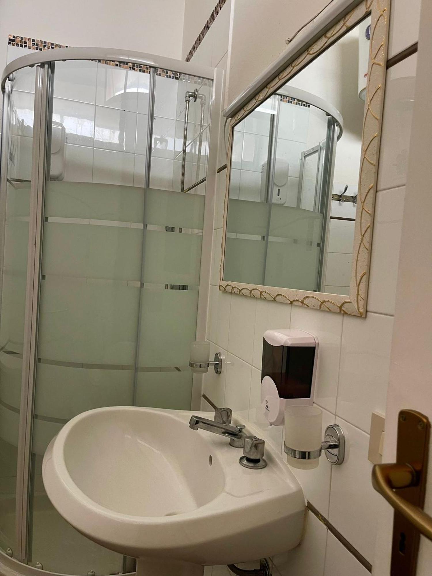 Voila Rooms Guest House Terrasini Kültér fotó