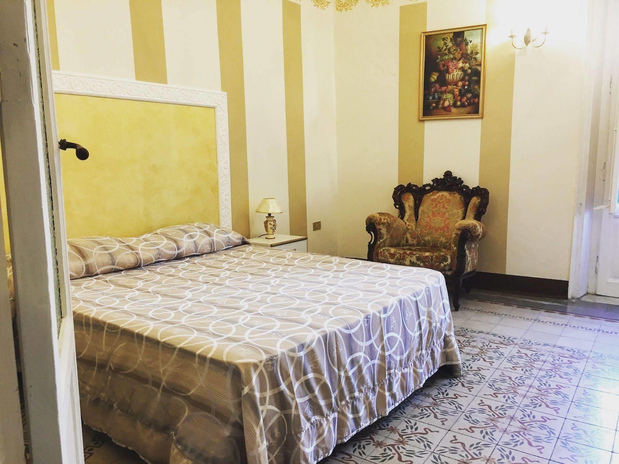 Voila Rooms Guest House Terrasini Kültér fotó